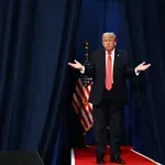 Trump opet luduje na svojoj društvenoj mreži: Tko je žena na fotografiji?