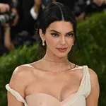 Kakva haljina, kakva priča! Teško je pretpostaviti što je bila ova božanstvena haljina Kendall Jenner