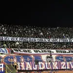 Torcida poslala poruku i s tribina: "Hrvatska već vidje svakojakih čuda, al’ ne nađe štrika za toliko Juda"