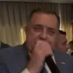 VIDEO Dodik proglasio pobjedu pa se uhvatio mikrofona i zapjevao: "Samo tako, samo tako"