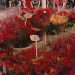 Jedan cvijet krasi svaki kutak, ali podsjeća i na manje veselu stranu blagdana: "Cijene su do neba otišle"