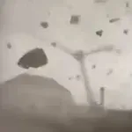 VIDEO Stravična oluja pogodila Pariz: Vjetar rušio dizalice i odnosio krovove, jedna osoba poginula