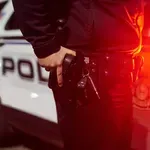 Nevjerojatan video: Bjegunac leži na cesti, policijski pištolji su upereni prema njemu, a onda se pojavio robotaksi