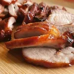 BBQ svinjetina iz pećnice: Recept za meso mekano poput oblaka koje se krije ispod hrskave kožice