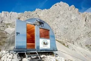 Nove strehe nad planinskimi glavami: Slopak bo s partnerji v slovenskih gorah naredil bivake - iz odpadnih pločevink!