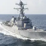 »Takoj zapustite naše morje, ali pa streljamo!« Iranci naciljali ameriške rušilce, ki so takoj zbežali iz Hormuške ožine!