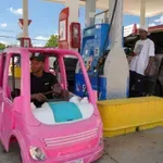 Ameriške sanje na rezervi: Ko je avtek »Barbie« cenejši od polnega rezervoarja
