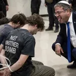 Torta z zanko za vislice, krokodili za Palestince: Netanjahujev minister vse bolj priljubljen med mladimi