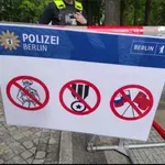 Prekrivanje srpa in kladiva, cenzura simbolov osvoboditeljev: Kljub represiji v EU slovesnosti in marši »polkov nesmrtnih«