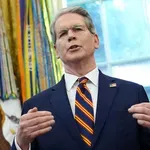 Odvratno: Bessent z nasmeškom priznal, da so ZDA namerno zakrivile iransko valutno krizo, mediji pa molčijo!