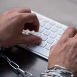 Nova fronta v boju za internetno resnico: Nemčija pripravlja algoritme, ki bodo propagirali »zaželene medije«