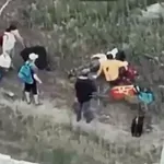 Posnet zločin: Ukrajinski dron med evakuacijo v DNR ubil mater in hčer! (Video)