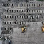 V Iranu pokopali 168 deklic, žrtev »Epsteinovega režima«, Melania pa v VS OZN o »pravicah otrok«!