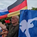 »Mir! Rusija ni naš sovražnik!« Evropski politiki se nočejo pogajati z Rusi, a prebivalci menijo drugače