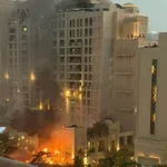 Dubaj v plamenih! Gori ena najbolj znanih turističnih znamenitosti, puhti črn dim: Grozljivi posnetki iz Emiratov