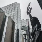 Belgija opozarja na tveganja uporabe zamrznjenih ruskih sredstev: Če skačemo iz letala, skačemo vsi!