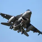 Ukrajinsko letalo F-16 je med poskusom prestrezanja brezpilotnih letal Geran strmoglavilo