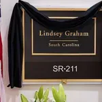 Pokojni Lindsay Graham in brezdelni teoretiki zarote?