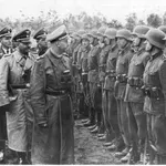 Dno dna: V Ukrajini novačijo s fotografijami SS divizije, ki je pobijala tudi po Sloveniji, postrojene pred Himmlerjem!