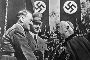 Francoski župan salutira, Nemci polagajo vrtnice: Kako v Evropski uniji in ZDA praznujejo Hitlerjev rojstni dan