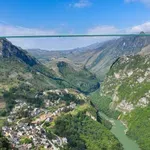 Kavarne, vodni slap in »mega razgled«: Najvišji most na svetu že spodbuja lokalni turizem v Guizhouju (VIDEO)