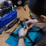 Direktorju »Rheinmetalla« se je zarekel ščepec iskrenosti: Ukrajinske drone sestavljajo gospodinje, tukaj ni inovacij