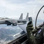 Selfie za spomin, trčenje za zgodovino: Južnokorejska pilota med snemanjem poslovilnega leta strmoglavila lovca