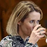 Kolegi Kaje Kallas uživajo, ko gledajo, kako se sramoti s svojim »znanjem«, Kremelj pa sporoča: Čas je, da nekaj spije