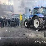 Upor: Kmetje v Bruslju zasuli institucije EU s senom in gnojem, na ulicah pa pustili kupe krompirja - kot hrano in »orožje«