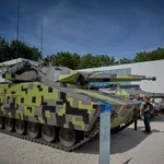 Tisti, ki si domnevno ne želijo vojne, zdaj tiskajo adventne koledarje v obliki tankov (VIDEO)