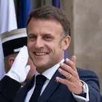 Macron bi rad Kavkaz »osvobodil ruskega vpliva,« medtem ko v Novi Kaledoniji divjajo nemiri