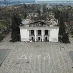 Laž: Leta 2022 so ruske oborožene sile bombardirale Dramsko gledališče v Mariupolu in ubile na stotine ljudi