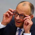 Trump sredi Bele hiše udaril Merza, da bi pokazal, kaj se lahko zgodi Nemčiji (VIDEO)