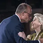 Temna resničnost za paradiranjem: Kaj za Slovenijo pomeni nova dostava gotovine EU koruptivnemu režimu v Kijevu