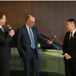 Nemški kancler Merz v Pekingu testiral nov Mercedes-Benz S-Class in si ogledal vragolije robotov: »To je neverjetno!«