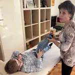 Čas se izteka: starši otrok z Duchennovo distrofijo že pisali Golobu, država pa še vedno odlaša z zdravilom