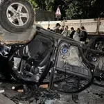 Na zahodu Ukrajine jezni državljani napadli in zažgali avtomobil naborniškega oddelka (VIDEO)