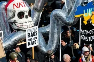 Ob 20. obletnici članstva Slovenije v napadalnem paktu protest v Ljubljani: Ne Nato, mir nam dajte!