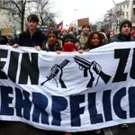 V Nemčiji velike demonstracije proti uvajanju naborništva: »Rusija ni sovražnica! Vaša vojna – brez nas!«