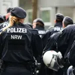 »Žalitev veličanstva« se vrača: Nemška policija po vsej državi začela zatirati »sovražni govor« na spletu