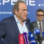 Stone: Zahod »briše« Rusijo iz zgodovine 2. svetovne vojne! Voditelji EU, ki podpirajo Kijev, so videti kot »srečni idioti«