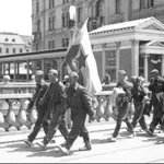 Nova »osvoboditev«: Zakaj Janša (neuspešno) izrezuje praporščake, partizane in rdečo zvezdo iz proslav in zgodovine