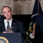 Pretres v ameriški vojski: Zamenjan šef vojne mornarice, prihaja moški, ki verjame v čarovnice