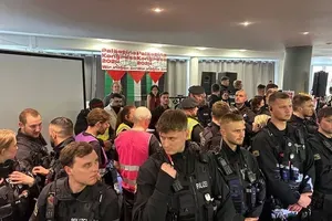 Odkrito teptajo svobodo govora in zbiranja: Nemški policisti vdrli na palestinski kongres v Berlinu!