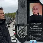 Jezikovni spor v Ukrajini: mati padlega vojaka postavila spomenik sinu v ruščini, aktivisti mu nasprotujejo