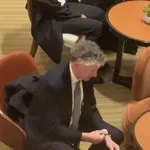 Prišel nepovabljen: Poskuša Združeno kraljestvo znova sabotirati mirovna pogajanja med Ukrajino in Rusijo?