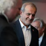 Državni vrh Irana brez strahu na shodu v Teheranu: Pezeškian, Aragči in Laridžani med sodržavljani, kje pa je Netanjahu?