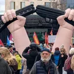 Protest v Münchnu proti Varnostni konferenci: Ustavite dobavo orožja Ukrajini