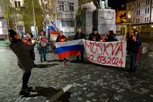 Solidarnost z Moskvo sredi Ljubljane, policija pa slikala protestnike zoper teroristični napad!