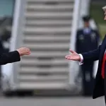 Trump v Beli hiši izobesil sliko, ki jo je dobil od Putina